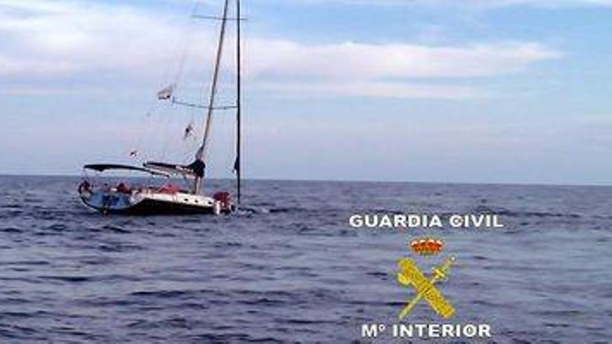 Rescatados 4 ocupantes de un velero encallado en Castellón