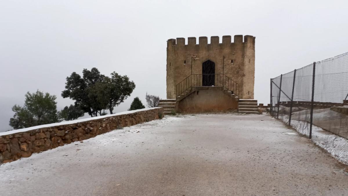 El pico del remedio en Chelva, nevado