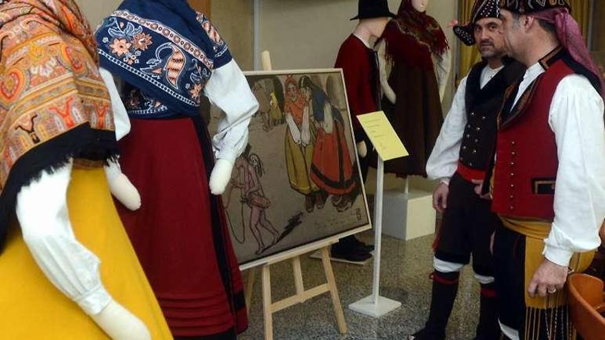 Exposición dedicada al traje tradicional en el Casino Mercantil. // R.V.