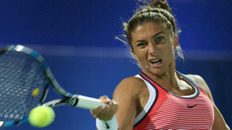 Sara Errani golpea la pelota.