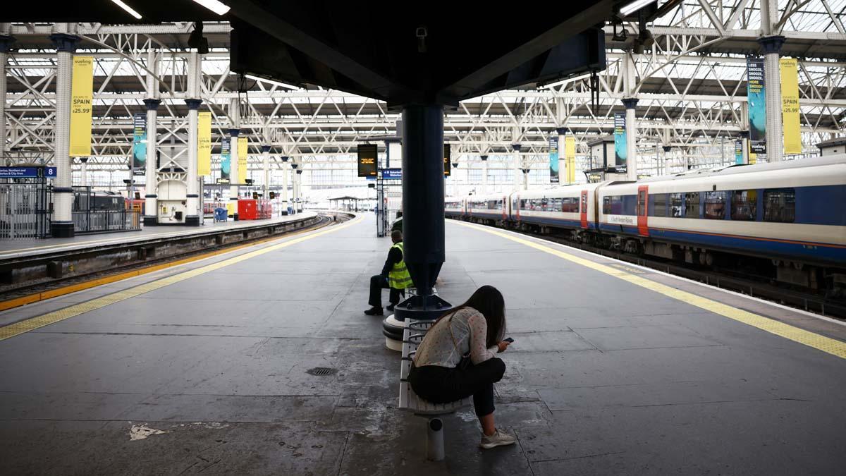 Un viajero espera en una plataforma en la estación de Waterloo, en el tercer día de huelgas ferroviarias nacionales, en Londres, Gran Bretaña, el 23 de junio de 2022. REUTERS/Henry Nicholls