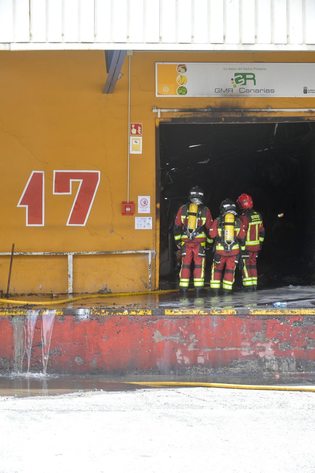 Bomberos de Las Palmas de Gran Canaria controlan el incendio de una nave multiusos en Mercalaspalmas