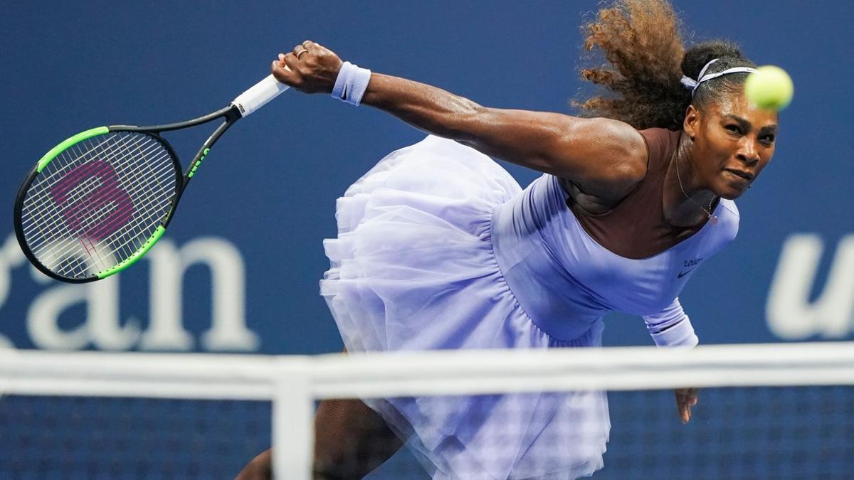 Serena Williams devuelve a Anastasija Sevastova, durante la semifinal del Abierto de EEUU.