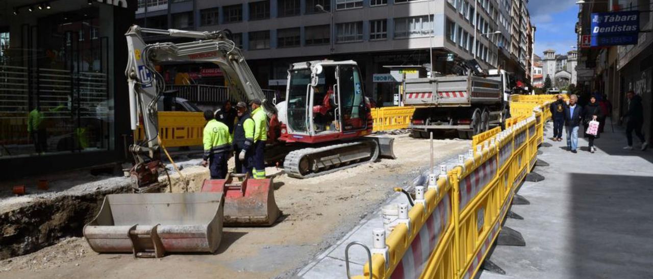 Obras en una calle de A Coruña. |   // ALBERTO ORTEGA