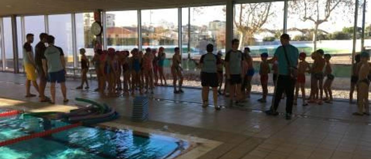Alumnos del CEIP Santa Águeda nadan en la piscina de Benicàssim por un euro
