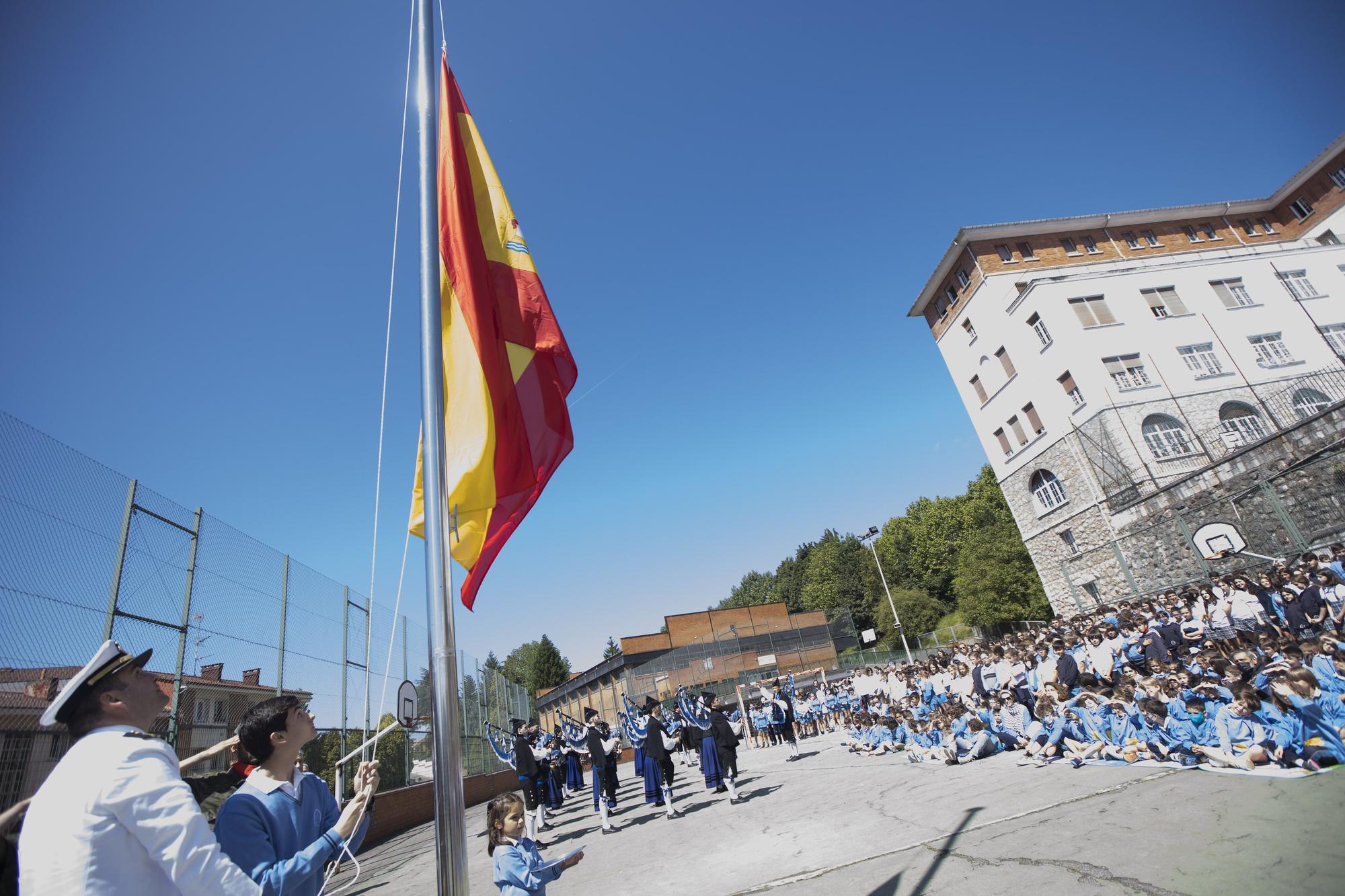 Izado de bandera en el colegio Santa María del Naranco