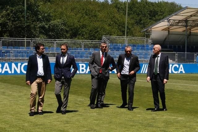 "Tienen que jugar estos dos partidos como si fueran los últimos", ha dicho el nuevo presidente del Deportivo en su primera visita a un entrenamiento.