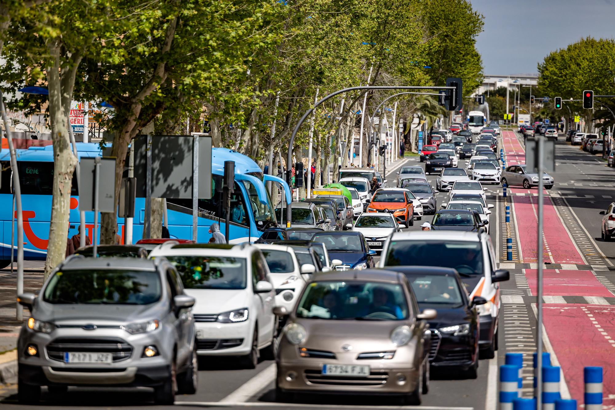 Decenas de vehículos acceden a Benidorm por la avenida de Europa, la principal entrada a la ciudad por Levante.