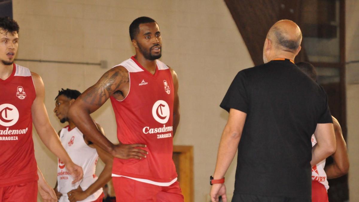 Jamel Mclean escucha atento las instrucciones de Jaume Ponsarnau durante un entrenamiento