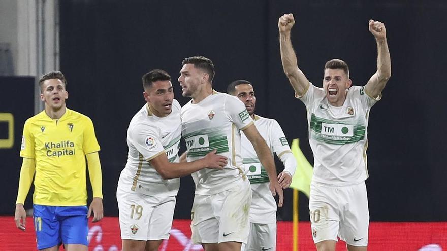 El Elche se &#039;borra&#039; de la polémica del VAR ante el Cádiz