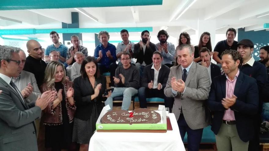 El consejero de Empleo, Javier Carnero, en la foto de familia con las empresas de La Farola.