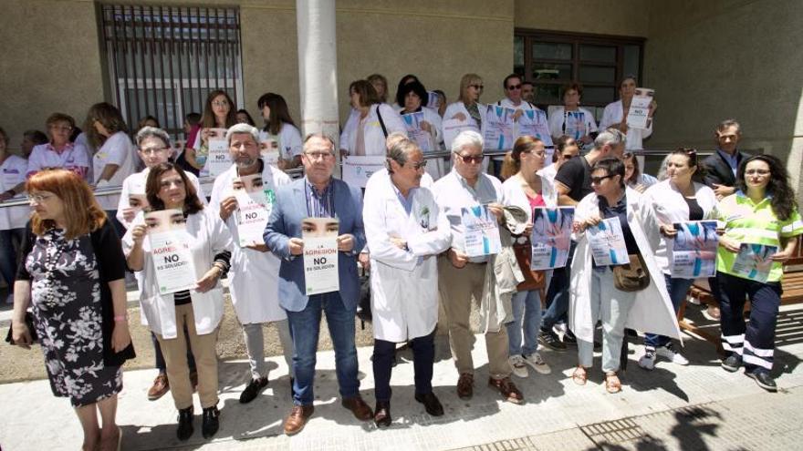 Los médicos denuncian la «escalada de violencia» | JUAN CARLOS CAVAL