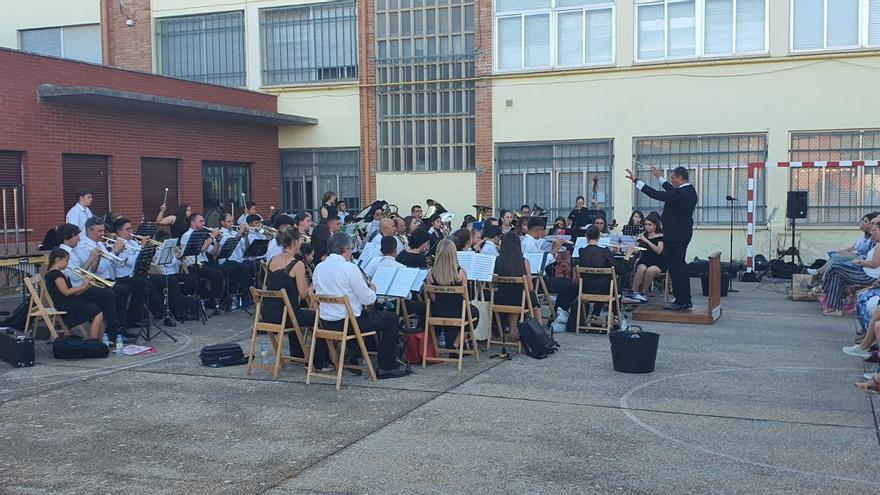 La banda Maestro Lupi fascina en su segundo concierto de verano