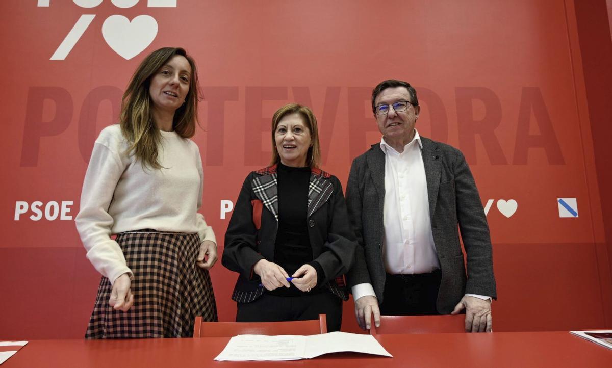 Paloma Castro, Elena Espinosa y Carlos Font, ayer en Pontevedra.