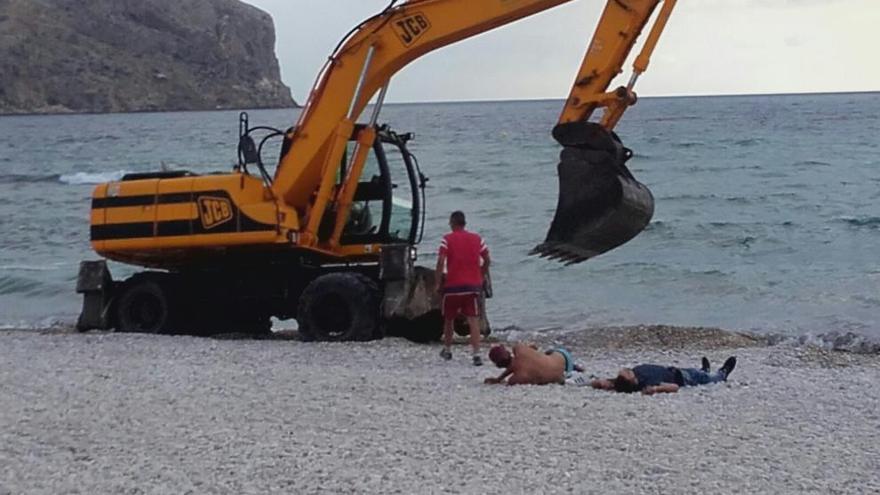 El operario, tras intentar espabilar a los dos jóvenes en la playa.