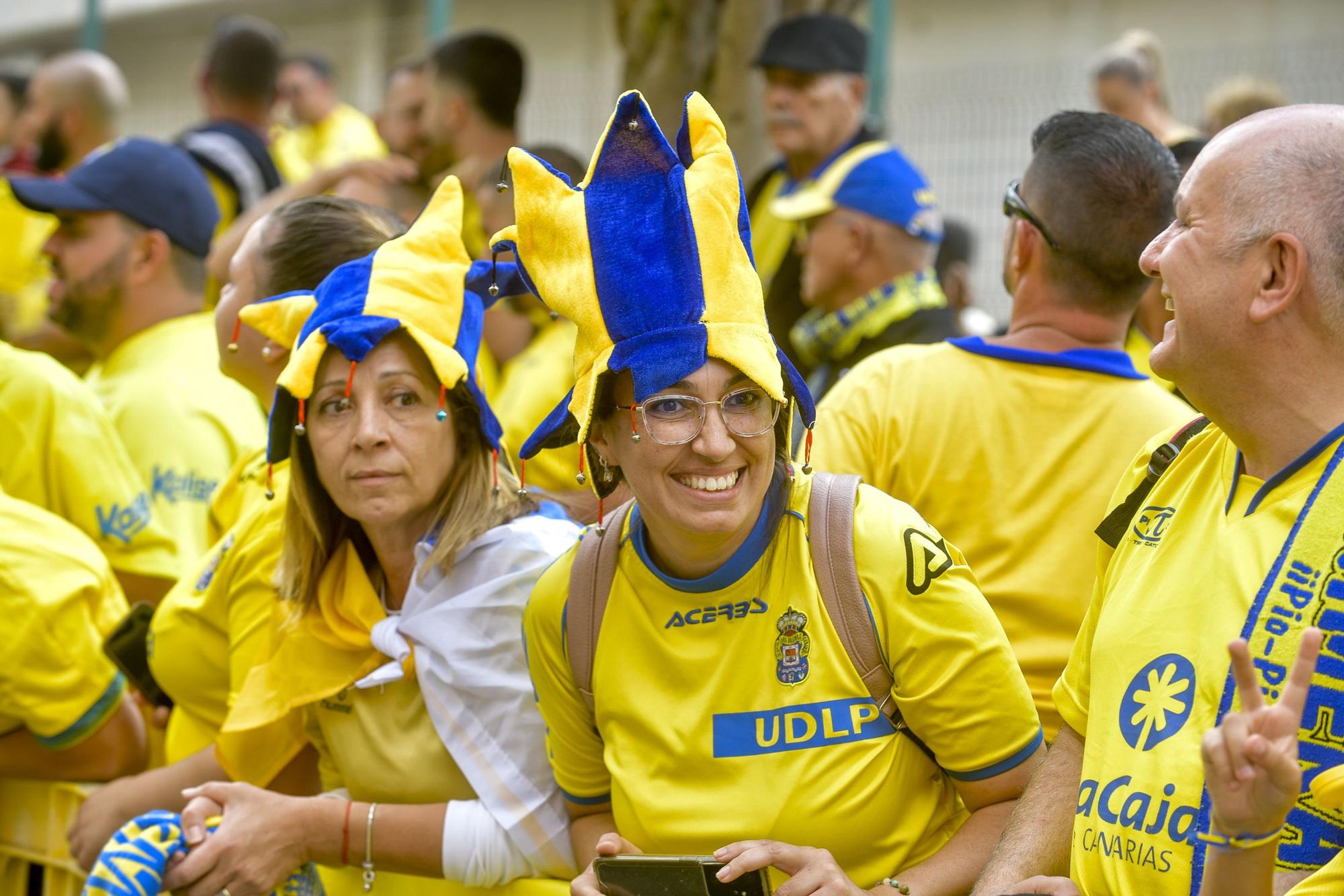 La afición recibe a la guagua de la UD Las Palmas en Fondos de Segura