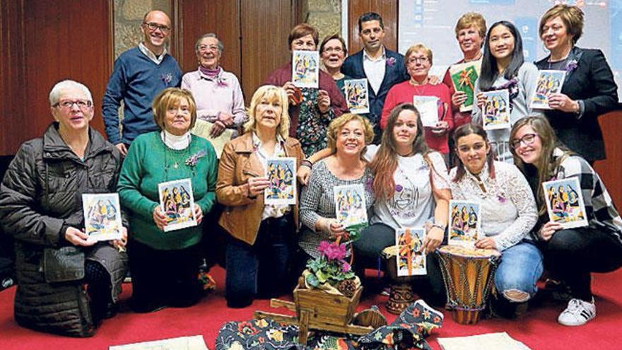 Las representantes de los colectivos con el alcalde. // FdV