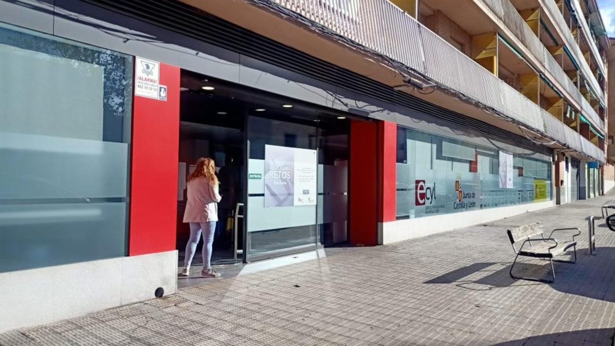 Entrada a las oficinas del Ecyl en Zamora .