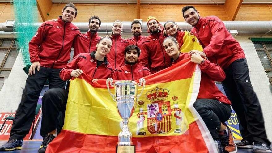 Los componentes de la selección española de bádminton, con Alberto Zapico y Lorena Uslé en el centro de la imagen, en la fila de atrás.