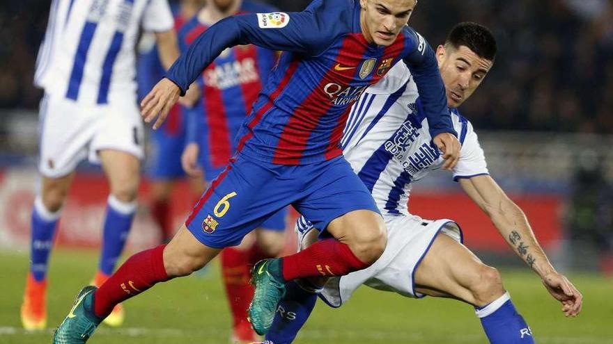 Denis Suárez, que entró en el segundo tiempo, trata de llevarse el balón ante la oposición de Yuri. // Juan Herrero