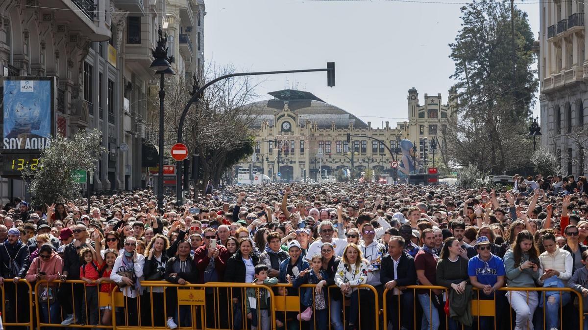 Público en Marqués de Sotelo durante una mascletà de 2023