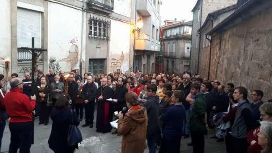 Celebración del viacrucis diocesano en el casco antiguo. // FdV