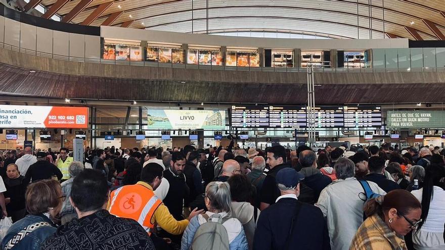 El humo obliga a desalojar la zona de embarque del Aeropuerto Tenerife Norte