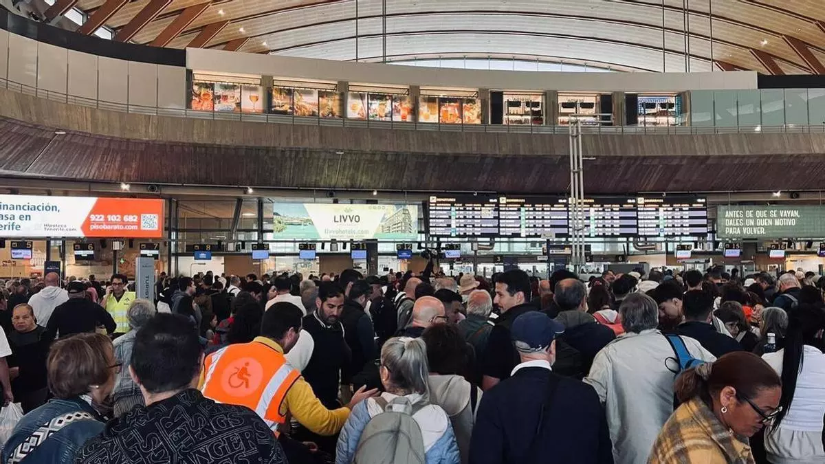 El Aeropuerto Tenerife Norte recupera la normalidad tras el humo que obligó a desalojar la zona de embarque