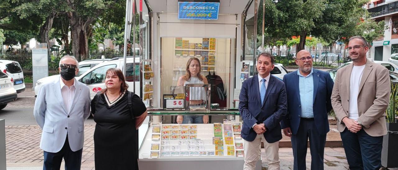 Presentación ayer de los nuevos puestos de la ONCE en la Plaza Weyler.