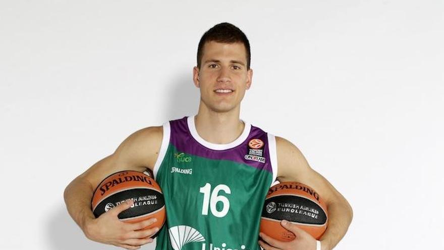 Nemanja Nedovic, en una imagen con la camiseta del Unicaja y sosteniendo dos balones a la vez.