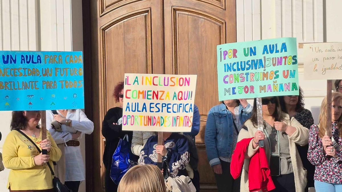 Protesta de la comunidad educativa del colegio Nuestra Señora de la Sierra en Cabra.