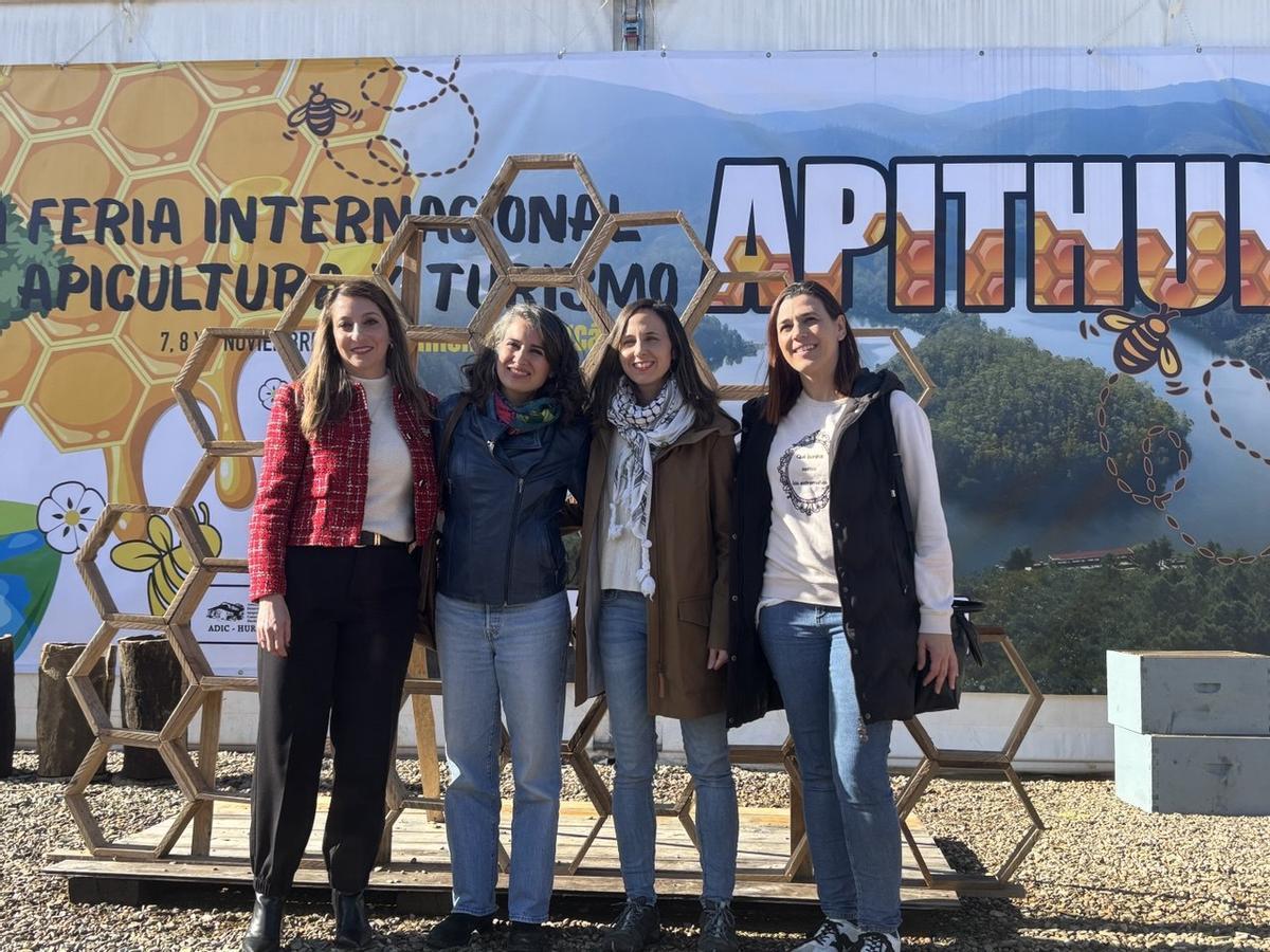 Visita de la exministra Ione Belarra a la Feria Internacional de Apicultura y Turismo de Caminomorisco.