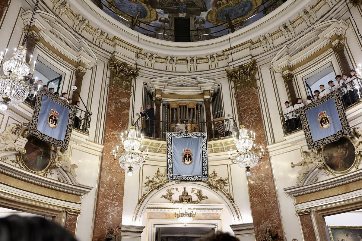 Carmen, Marta y la corte en la procesión de la Virgen de los Desamparados