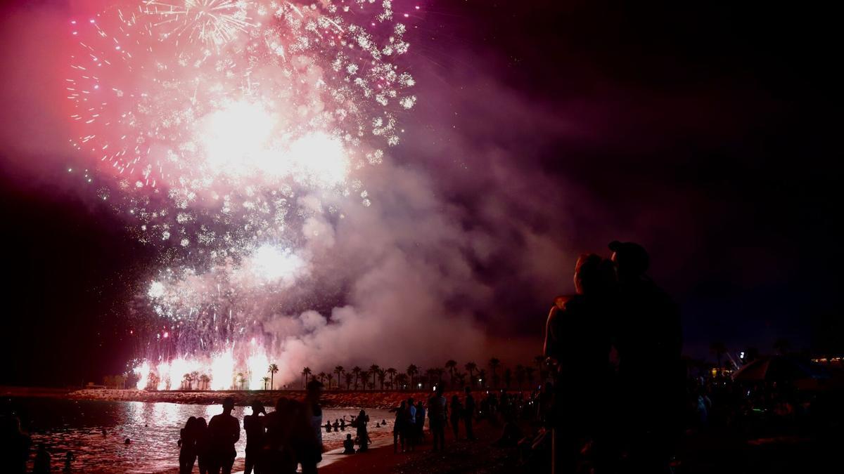 Espectáculo pirotécnico de fuegos artificiales que dio el inicio de la Feria de Málaga 2025, desde la playa de la Malagueta