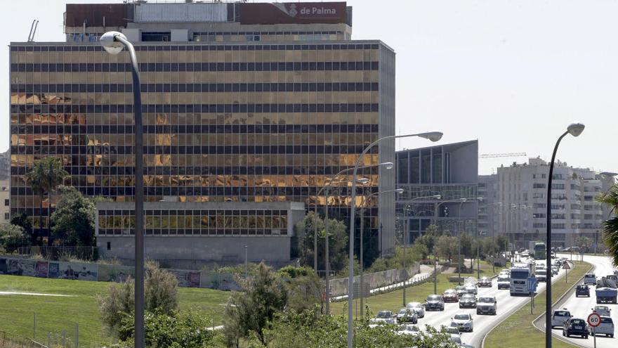 Coches entran en Palma desde la autovía de Llevant, junto al edificio de Gesa.