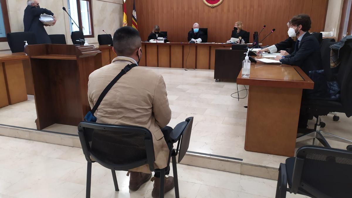El joven condenado, ayer durante la vista celebrada en la Audiencia Provincial de Palma.
