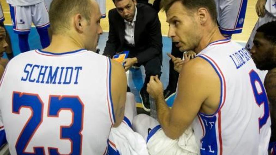 Rivero, ente Schmidt y Llompart, durante un tiempo muerto.