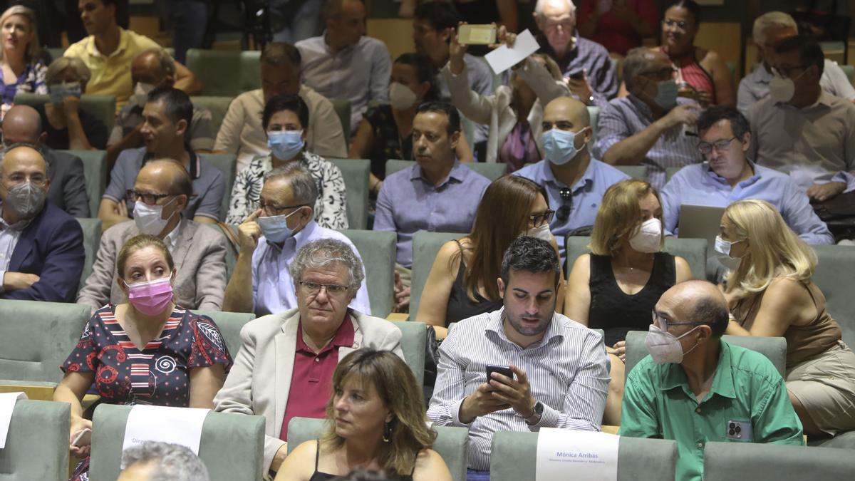 Concejales y alcaldes de la comarca, entre otros asistentes a un acto.