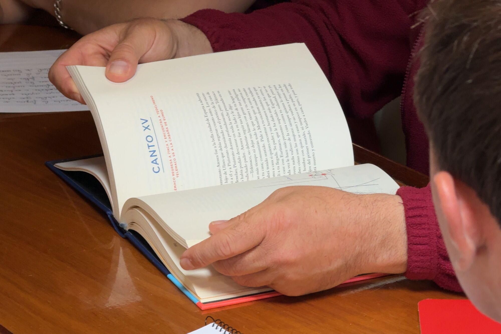 Un terapeuta obre el llibre de &#039;L&#039;Odissea&#039; en un trajecte en veler amb adolescents per tractar la salut mental