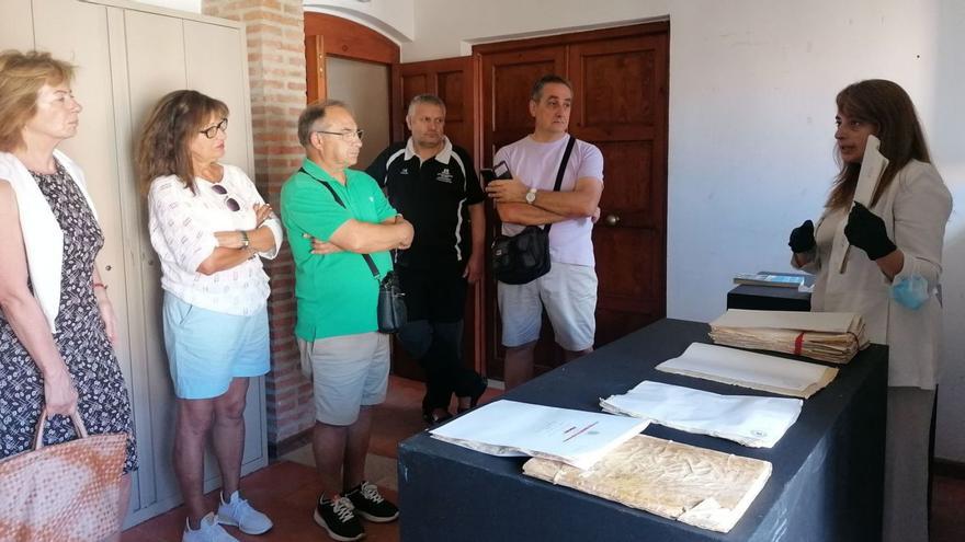 Los visitantes conocen los documentos y el edificio del Archivo. | M. J. C.