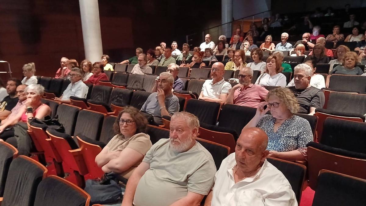 Una vista del auditorio del Centro Social do Mar con parte del numeroso público asistente a la presentación del proyecto de reurbanización de la calle Pazos Fontenla, en Bueu.