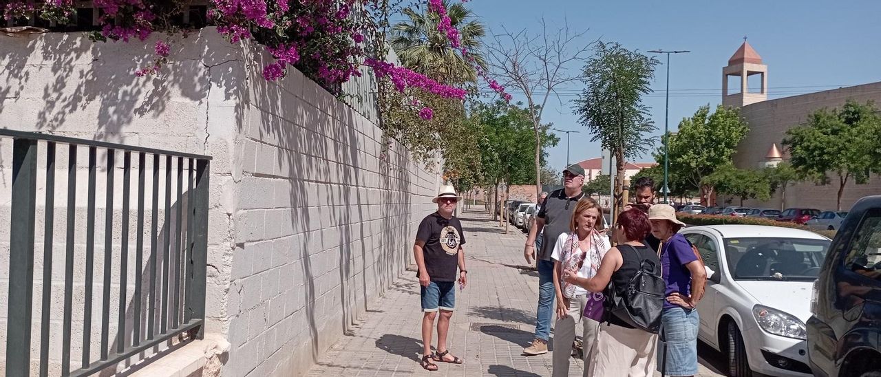 Concejales de Unidas Podemos y PSOE, padres y vecinos, el martes delante del tramo del muro en mal estado del CEIP Virgen de Belén.