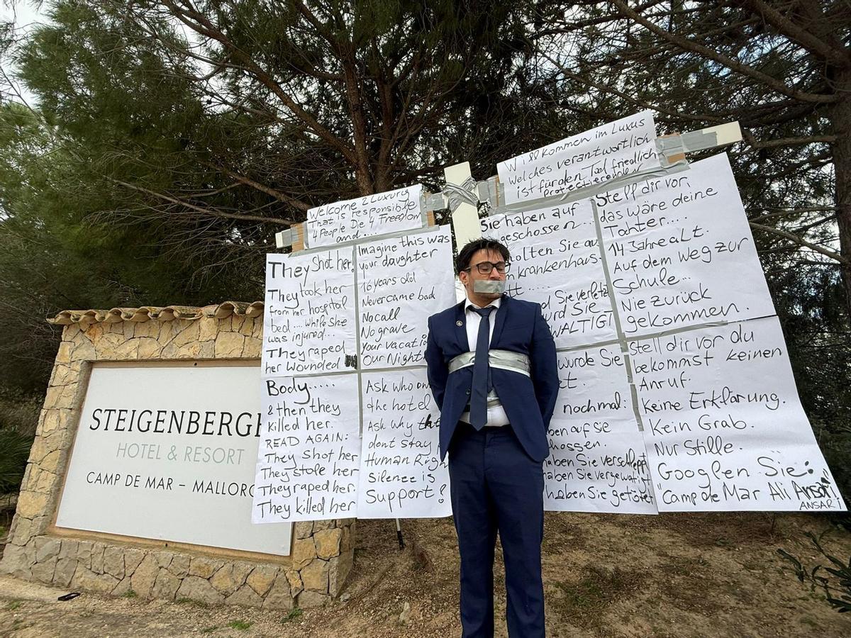 Shahab Farahani bei einer seiner Protestaktionen vor dem Hotel in Camp de Mar.