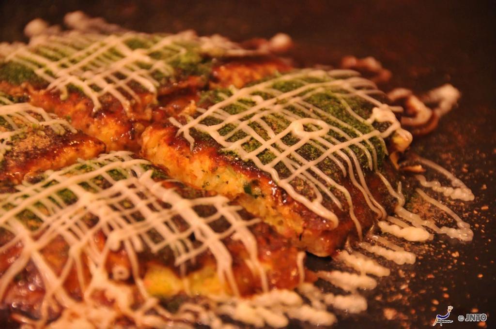 Okonomiyaki es una tortilla con diversos ingredientes y el plato más popular de Hiroshima.