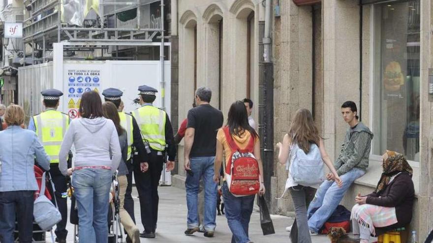 Una mujer pide en la calle Real, en una foto de archivo.