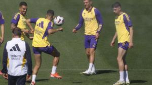 Kroos y Valverde, que heredará su dorsal, durante un entrenamiento del Real Madrid.