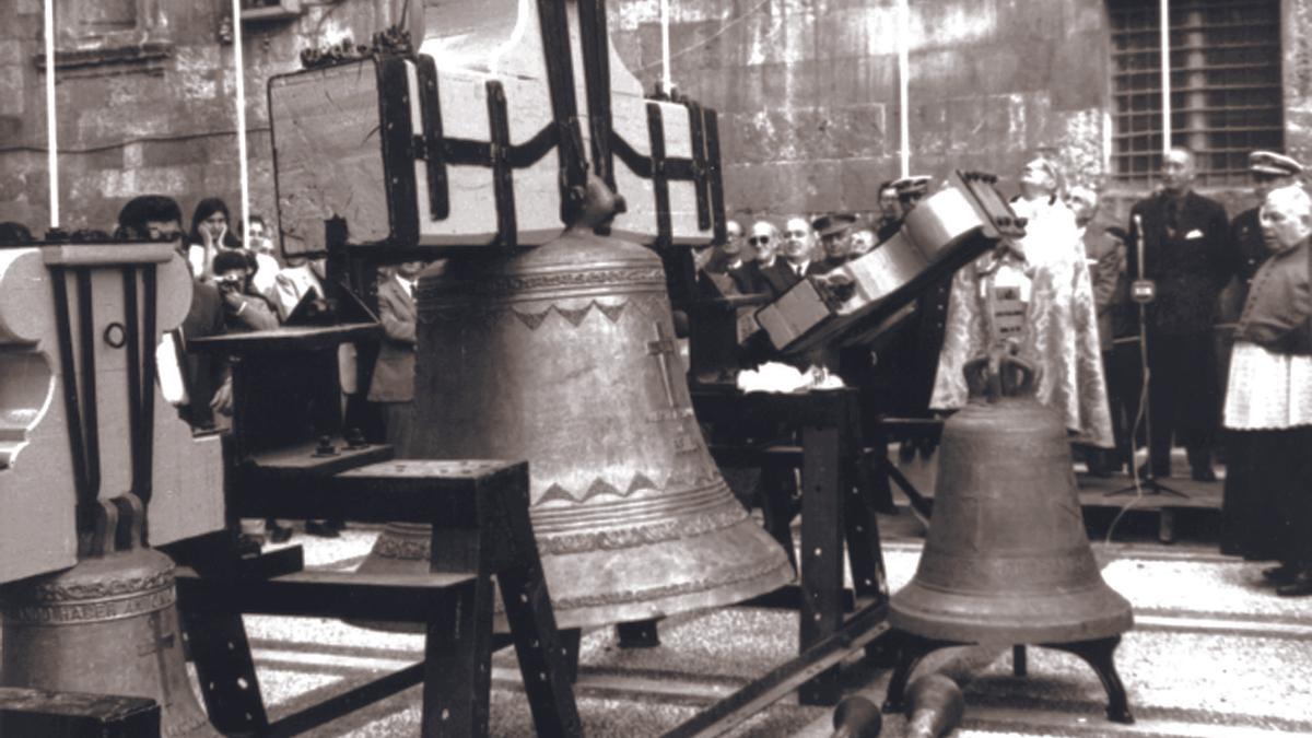 Las campanas de la torre de la catedral restauradas, años sesenta.