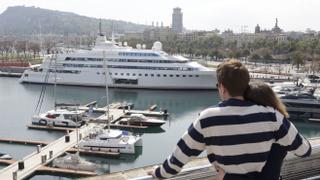 El 'Lady Moura', uno de los superyates más lujosos del mundo, atraca en el puerto de Barcelona