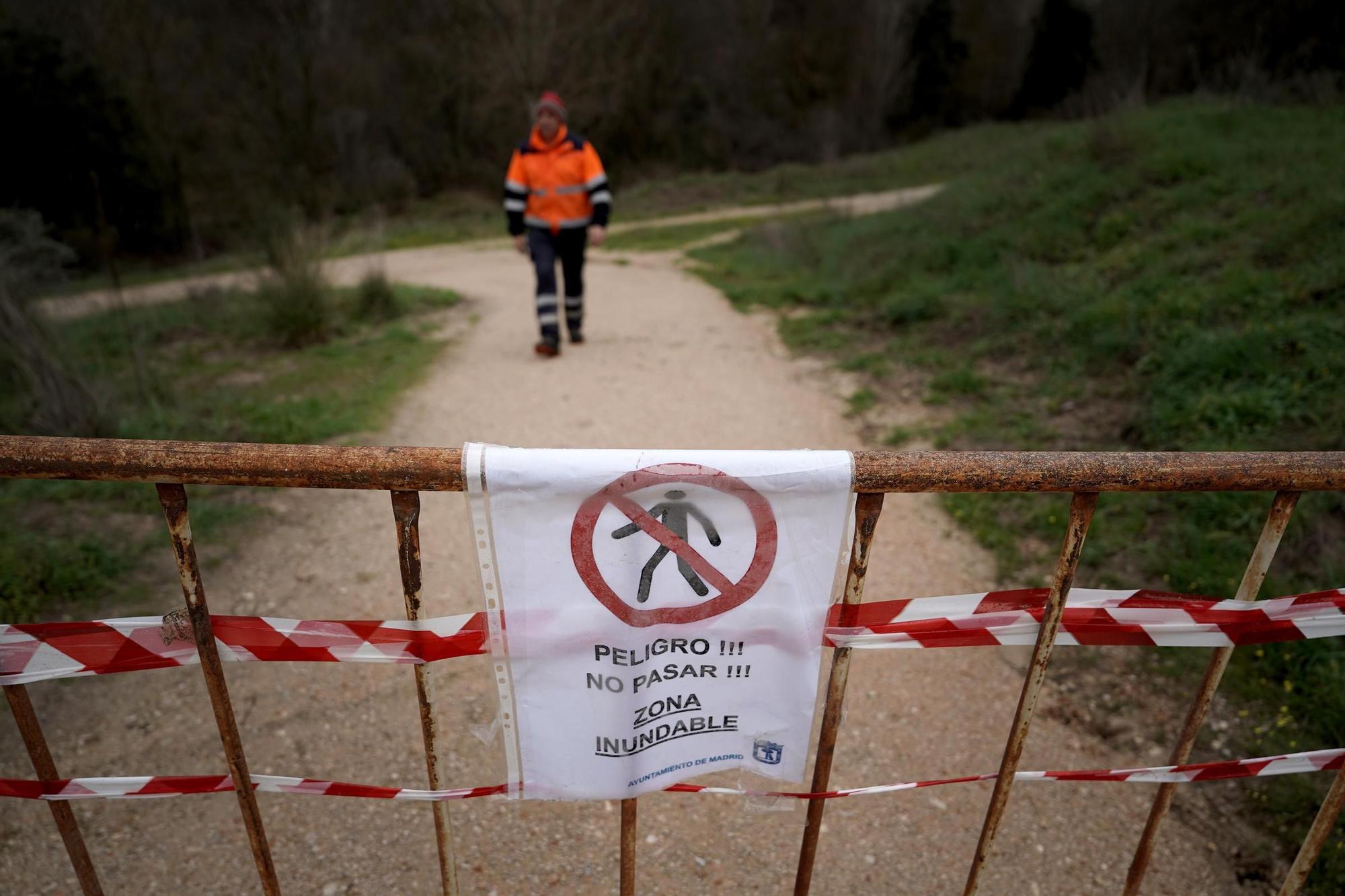 El Manzanares entra en nivel rojo por riesgo de inundaciones en Madrid.