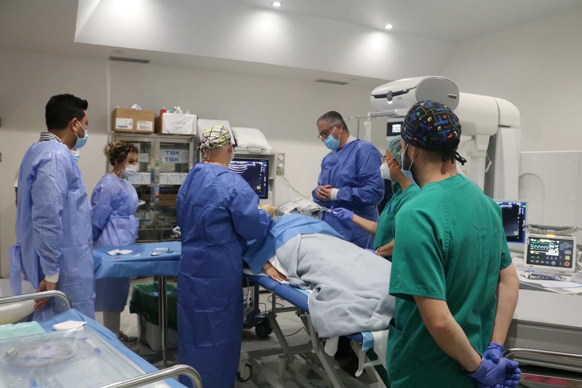 Momento de la práctica de radiología en técnicas de ablación de nódulos de tiroides por radiofrecuencia.